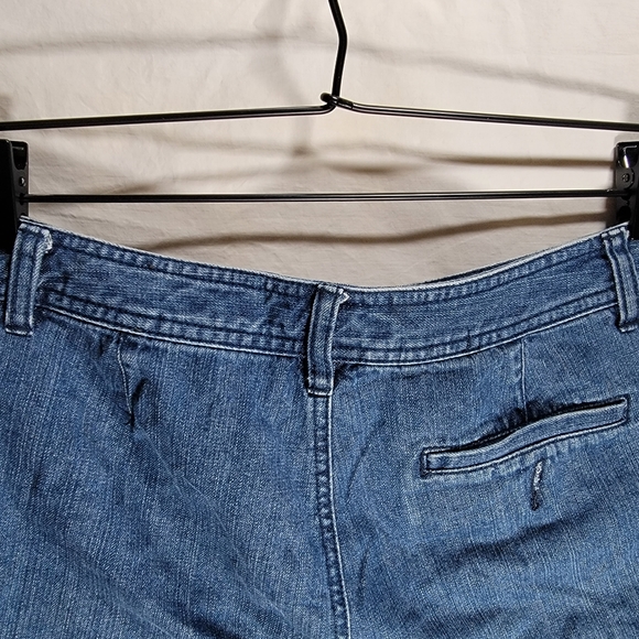Liz Claiborne size 8 denim jean Audra shorts in great condition. - Picture 7 of 8